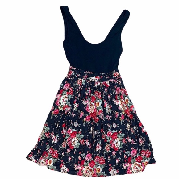 Dresses & Skirts - Floral print tied waist dress